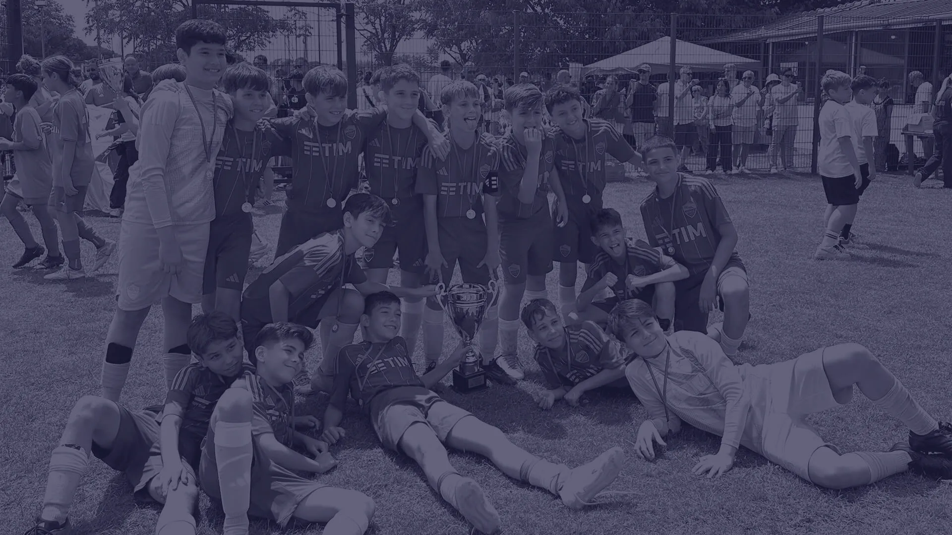 Squadra di giovani ragazzi in posa per la foto col trofeo