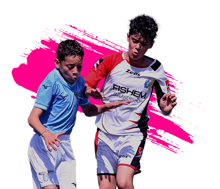 Due ragazzi di squadre opposte che contendono il pallone