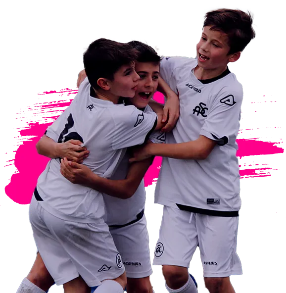 Tre ragazzi che esultano per il gol appena segnato