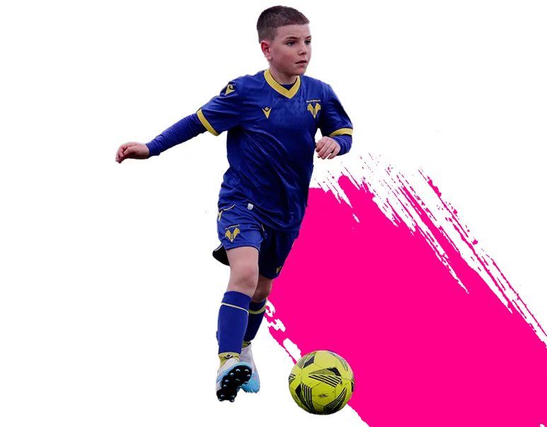 Giovane ragazzo che corre col pallone